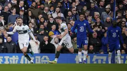 Tim tamu Plymouth Argyle mengejutkan Chelsea saat unggul 1-0 lebih dahulu pada menit ke-7. Gol dicetak Macaulay Gillesphey (kiri) melalui sundulan kepala memanfaatkan umpan tendangan bebas Jordan Houghton. (AP/Matt Dunham)