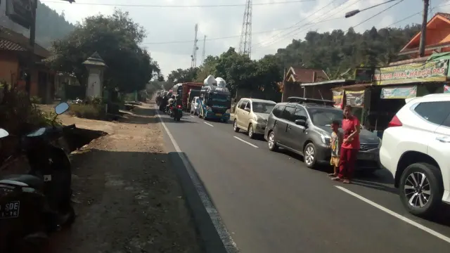 Limbangan Macet Parah, Jalur Selatan Dialihkan Lewat Garut Kota. (Liputan6.com/Jayadi Supriadin)