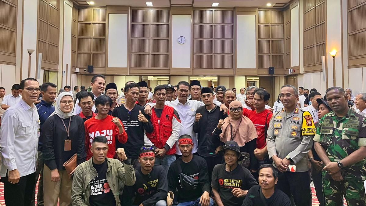 Mentan Amran Bagikan Makanan dan Dengar Aspirasi Ribuan Petani di Kementan