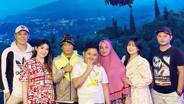 Sudah Lamaran, Ini 6 Momen Kedekatan Chevra Yolandi dan Keluarga Via Vallen