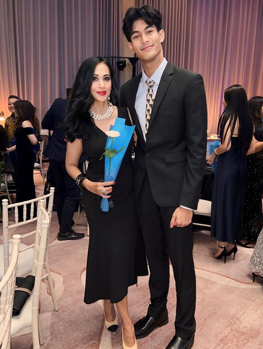 Putra sulung dari Diah Permatasari ini memang sudah mencuri perhatian banyak netizen sejak awal kemunculannya. Menjadi seorang anak selebriti, Marco yang baru lulus SMA ini banyak menuai sorotan. Kini ia baru saja lulus sekolah dan akan melanjutkan studinya. (Liputan6.com/IG/@dps_diahpermatasari)