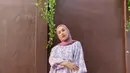 6.  Tunik batik modern warna lilac yang dipadukan dengan kain lilit seperti yang dikenakan Dwi Handayani ini juga tak kalah menarik untuk kondangan (Instagram/dwihandaanda).
