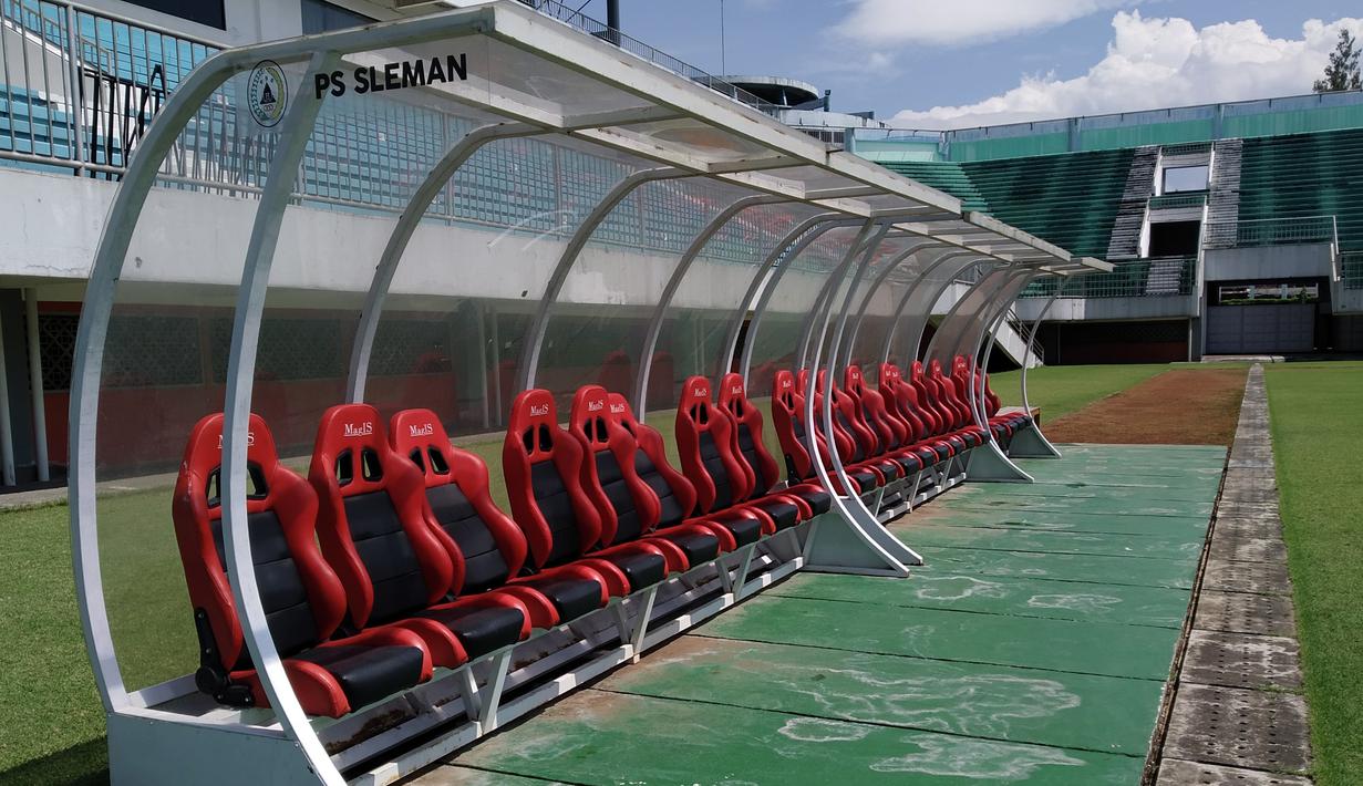 Tempat duduk untuk pemain pengganti, pelatih, dan juga staff di Stadion Maguwoharjo sudah diganti dengan model yang lebih keren dibandingkan sebelumnya. (Bola.com/Vincentius Atmaja)