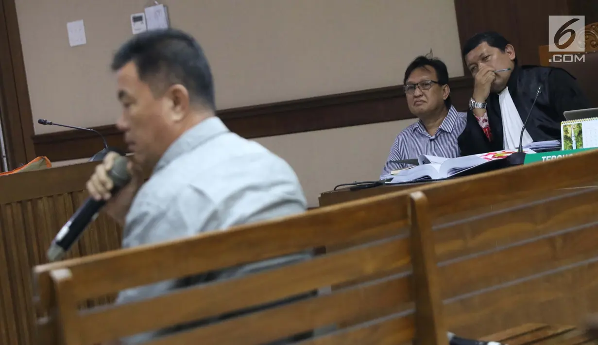 Terdakwa kasus dugaan suap kepada Bupati Kabupaten Kepulauan Talaud non aktif Sri Wahyumi Manalip terkait pengadaan barang dan jasa Tahun Anggaran 2019, Bernard Hanafi Kalalo (kiri) saat menjalani sidang lanjutan di Pengadilan Tipikor, Jakarta, Rabu (31/7/2019). (Liputan6.com/Helmi Fithriansyah)