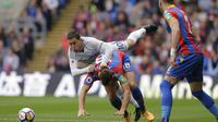 Gelandang Chelsea, Eden Hazard (atas) melakukan duel dengan pemain Crystal Palace, James McArthur. (AP Photo/Alastair Grant)