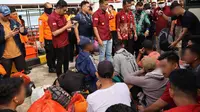 Para napi yang baru tiba dari Tagulandang, Kamis (18/4/2024), kemudian diperiksa kondisi kesehatannya guna memastikan tidak terdapat cedera akibat musibah yang melanda.