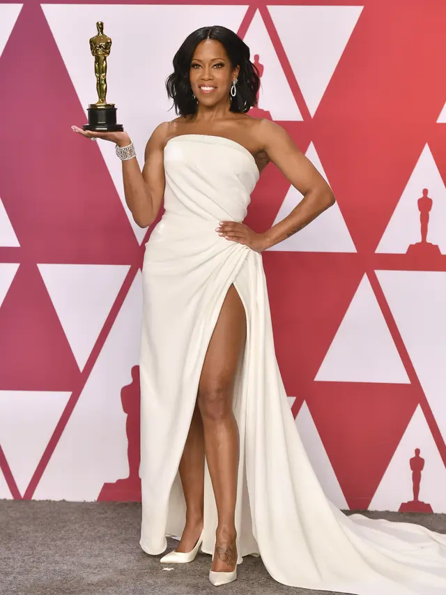 Regina King meraih Piala Oscar 2019 untuk Aktris Pendukung Terbaik. (Photo by Jordan Strauss/Invision/AP)