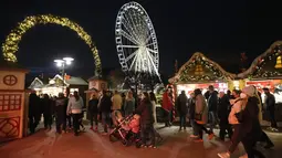 Orang-orang mengunjungi pembukaan pasar Natal besar di pusat perbelanjaan Westfield Centro di Oberhausen, Jerman, Jumat (12/11/2021).  Pasar di Oberhausen juga mewajibkan pengunjung untuk tetap memakai masker. (AP Photo/Martin Meissner)