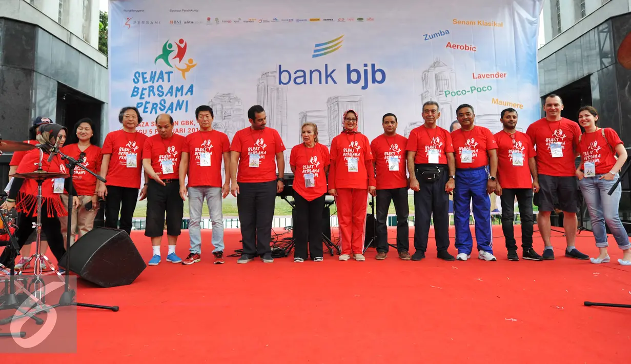 Ketua Umum PB Persani, Ilya Avianti dan perwakilan negara anggota Persatuan Senam Asia (AGU) berfoto bersama saat pembukaan senam bersama yang digelar Persani di Plaza Selatan Gelora Bung Karno (GBK), Minggu (5/2). (Liputan6.com/Yoppy Renato)