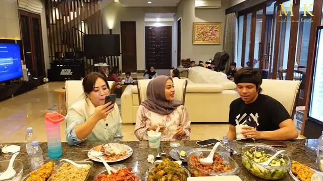 tta Halilintar saat bersama sang istri, Aurel Hermansyah, menjadi tamu di kanal YouTube Maharani Kemala.