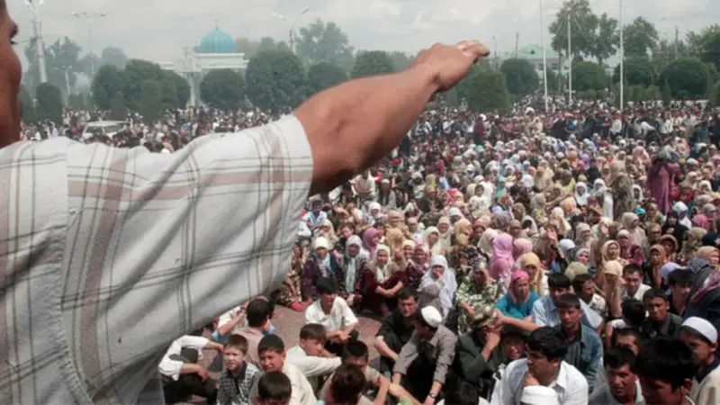 Ribuan orang berkumpul dalam demonstrasi anti-pemerintah yang mematikan di Andijan pada 13 Mei 2005. (AP)
