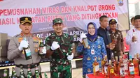 Puluhan Liter Ciu dan Minuman Keras Bermerek Dimusnahkan di Halaman Mapolda Sukoharjo (Dewi Divianta/Liputan6.com)