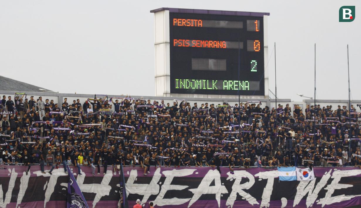 Para suporter Persita Tangerang merayakan kemenangan 1-0 tim kesayangannya atas PSIS Semarang usai berakhirnya laga pekan ke-10 BRI Liga 1 2022/2023 antara Persita Tangerang melawan PSIS Semarang di Stadion Indomilk Arena, Tangerang, Rabu (14/9/2022). (Bola.com/Muhammad Aldiansyah)