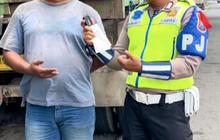 Sopir Truk Disetop Polisi karena Pakai Jalur Kanan di Tol, Bukannya Ditilang Malah Dikasih Hadiah
