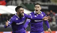 Pemain Fiorentina, Nicolas Gonzalez merayakan gol yang dicetaknya ke gawang Viktoria Plzen pada leg kedua perempat final UEFA Conference League 2023/2024 di Stadion Artemio Franchi, Jumat (19/4/2024) dini hari WIB. (Massimo Paolone/LaPresse via AP)