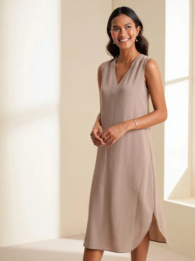 Gaun Pesta V-Neck Minimalis