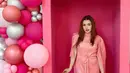 Sejak bercerai dengan Tamara Bleszynski, kehidupan Teuku Rafly masih tetap menjadi sorotan. Menikah dengan Nourah Syahfirah, kini ia sudah dikaruniai tiga orang anak dalam pernikahannya keduanya tersebut. Dalam kesehariannya, sosok istrinya ini pun tidak luput dari sorotan. (Liputan6.com/IG/@nourahsheivirah)