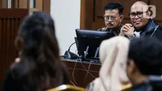 Mantan Menteri Pertanian, Syahrul Yasin Limpo (kiri hadap kamera) saat menjalani sidang lanjutan kasus dugaan pemerasan dan gratifikasi di lingkungan Kementerian Pertanian (Kementan) di Pengadilan Tipikor, Jakarta, Senin (27/5/2024). (Liputan6.com/Herman Zakharia)