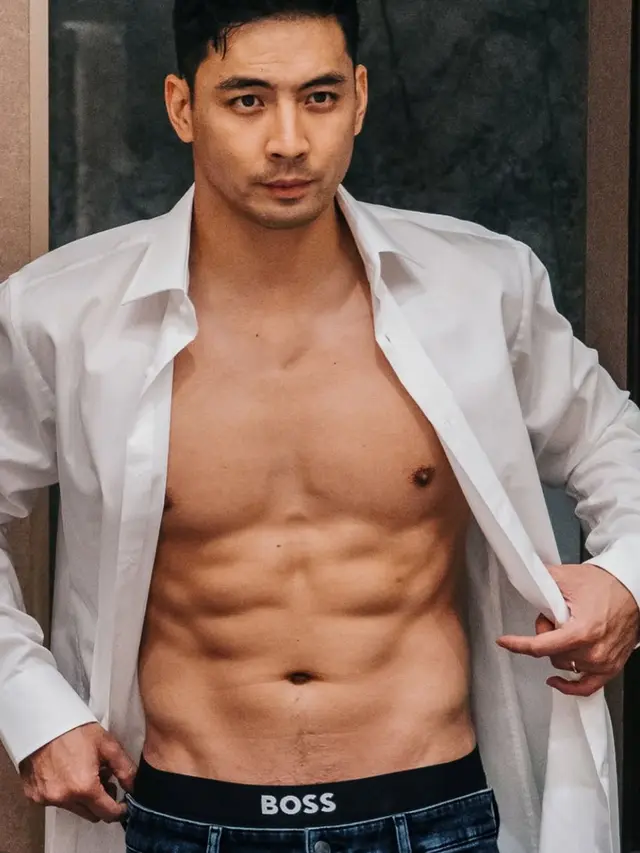 Yoshi Sudarso pamer otot di gym. (credit:instagram.com/yoshi_sudarso)