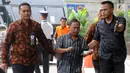 Kader Partai Perindo Kab Bengkulu Selatan, Juhari tiba di gedung KPK, Jakarta, Rabu (16/5). Jukak terjaring OTT bersama Bupati Bengkulu Selatan Dirwan Mahmud beserta isteri Muda Dirwan Mahmud, Heni dan Kasi Dinkes Wati. (Merdeka.com/Dwi Narwoko)