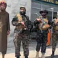 Pasukan Taliban berjaga-jaga dalam Bandara Internasional Hamid Karzai setelah penarikan Amerika Serikat (AS) di Kabul, Afghanistan, Selasa (31/8/2021). Taliban memegang kendali penuh atas Bandara Kabul setelah pesawat AS terakhir meninggalkan landasan pacu. (AP Photo/Kathy Gannon)