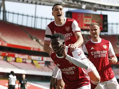 Striker Arsenal, Eddie Nketiah (tengah) melakukan selebrasi bersama rekan setim usai mencetak gol penyeimbang 1-1 ke gawang Fulham dalam laga lanjutan Liga Inggris 2020/2021 pekan ke-32 di Emirates Stadium, Minggu (18/4/2021). Arsenal bermain imbang 1-1 dengan Fulham. (AFP/Ian Kington/Ikimages)