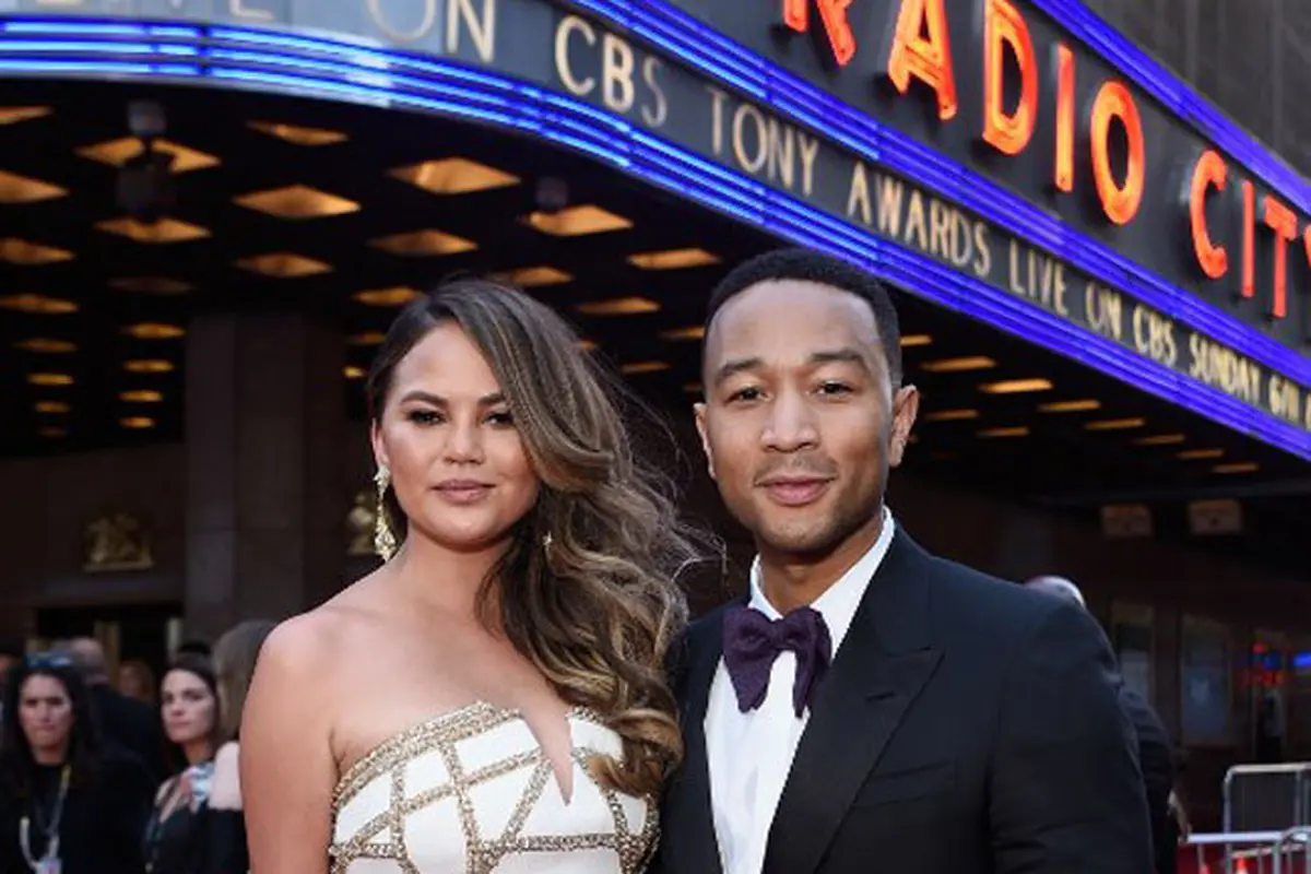 [Bintang] Chrissy Teigen dan John Legend