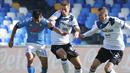 Gelandang Napoli, Hirving Lozano, berebut bola dengan gelandang Atalanta, Mario Pasalic, pada laga lanjutan Liga Italia di Stadion San Paulo, Napoli, Sabtu (17/10/2020) malam WIB. Napoli menang 4-1 atas Atalanta. (Alessandro Garofalo/LaPresse via AP)