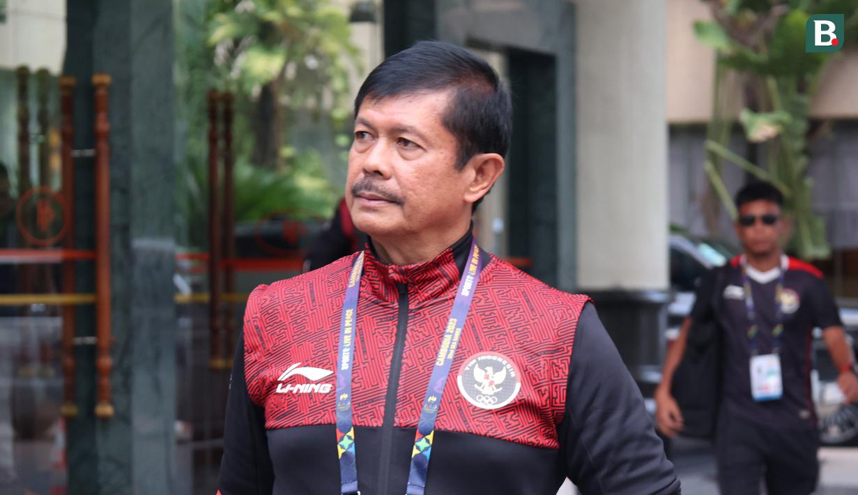 Pelatih Timnas Indonesia U-22, Indra Sjafri, saat meninggalkan Hotel Phnom Penh menuju Stadion Olympic, Phnom Penh, Selasa (16/05/2023). Mereka akan menjalani partai final SEA Games melawan Thailand. (Bola.com/Abdul Aziz)