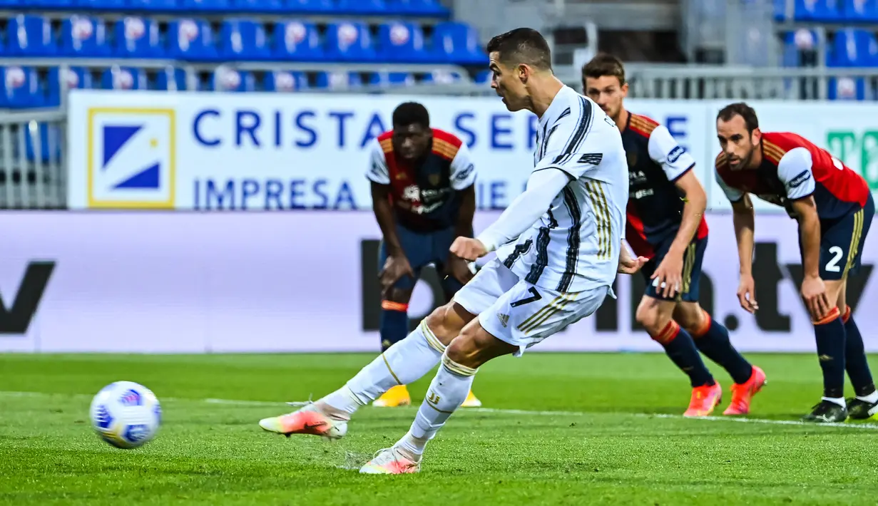 Penyerang Juventus, Cristiano Ronaldo melakukan tendangan penalti untuk mencetak gol keduanya ke gawang Cagliari dalam laga pekan ke-27 Liga Italia di Sardegna Arena, Minggu (14/3/2021). Ronaldo mencetak hat-trick untuk membawa Juventus meraih kemenangan atas Cagliari 3-0. (Alberto PIZZOLI / AFP)