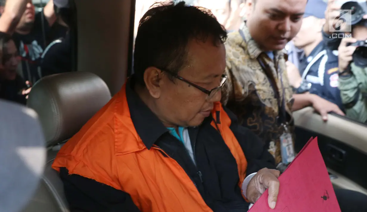 Plt Sekda Dinas DPPKAD Kabupaten Kudus, Akhmad Sofyan masuk mobil tahanan usai pemeriksaan terkait dugaan suap pengisian jabatan perangkat daerah di Pemkab Kudus, Gedung KPK, Jakarta, Sabtu (27/7/2019). KPK juga menetapkan Bupati Kudus, M Tamzil sebagai tersangka. (Liputan6.com/Helmi Fithriansyah)