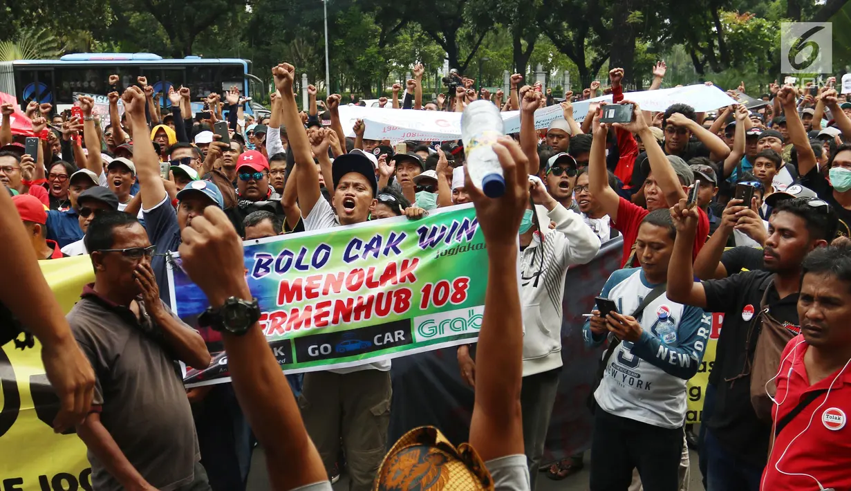 Ribuan driver taksi online seluruh wilayah Indonesia menggelar aksi unjuk rasa di depan Kantor Kementrian Perhubungan, Jakarta Pusat, Senin (29/1). Mereka menolak Permenhub Nomor 108 Tahun 2017. (Liputan6.com/Angga Yuniar)