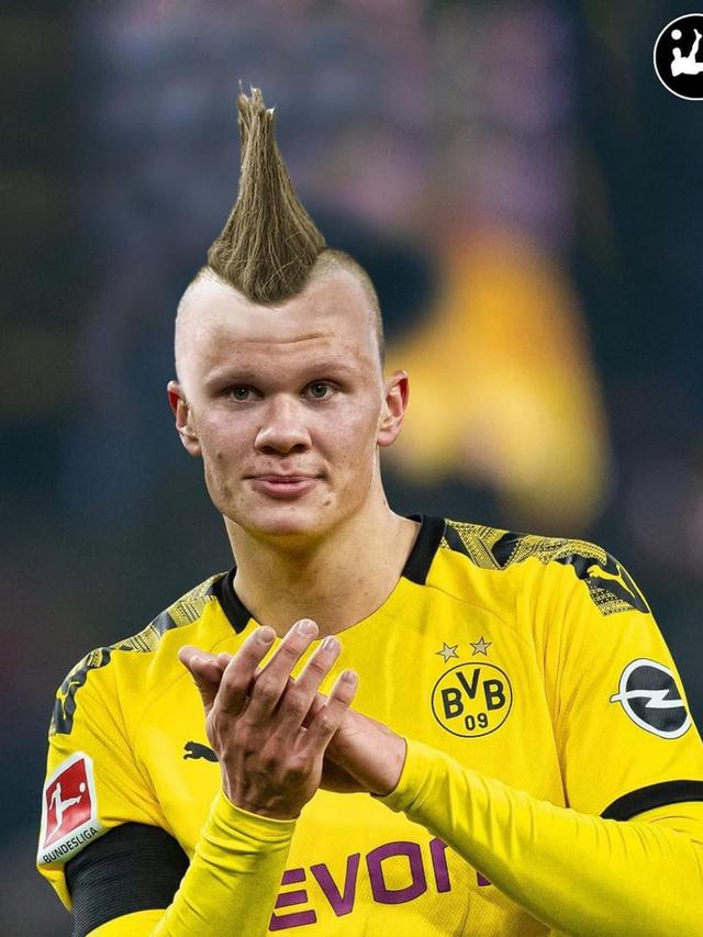Foto Editan Pesepak Bola dengan Gaya Rambut Mohawk