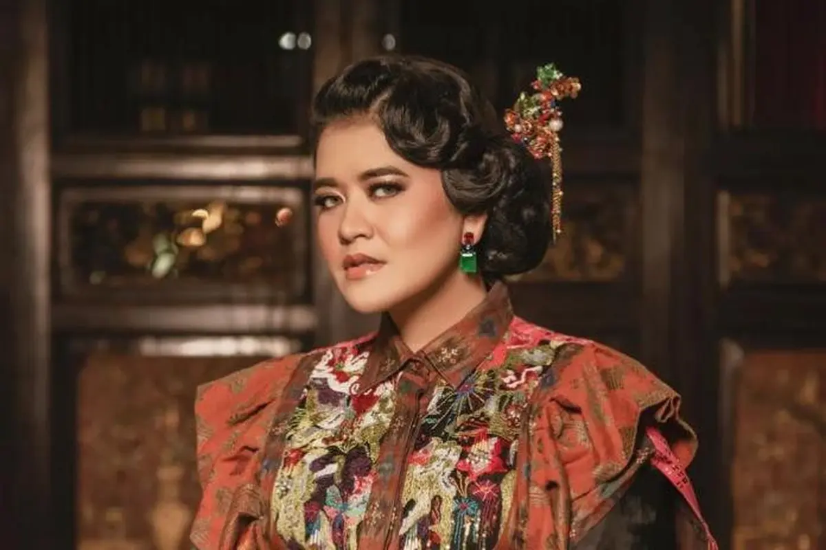 7 Tampilan Paripurna Kahiyang Ayu dengan Busana Mewah di Pemotretan Terbaru