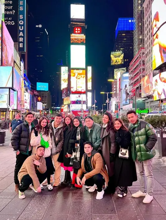 Jadi turis di NYC, terlihat Molen Kasetra, suami Enzy dan Yakup Hasibuan, suami Mila mengenakan jaket puffer. [Foto: Instagram @jscmila]