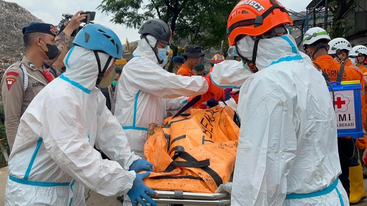 FOTO: Korban Longsor Gunungan Sampah Bantargebang Kembali  Ditemukan Siang Ini