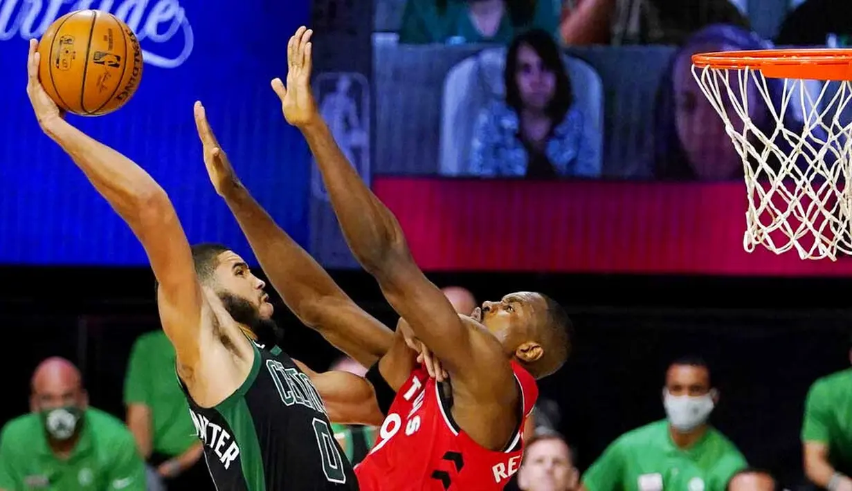 Pebasket Boston Celtics, Jayson Tatum, berusaha memasukkan bola saat melawan Toronto Raptors pada laga NBA di Lake Buena Vista, Senin (7/9/2020). Boston Celtics menang telak 111-89 atas Toronto Raptors. (AP/Mark J. Terrill)