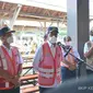 Menhub Budi Karya Sumadi memantau pergerakan penumpang pada KRL Jabodetabek di Stasiun Manggarai, Jakarta pada hari kedua Lebaran, Jumat (14/5/2021). Dok: Kemenhub