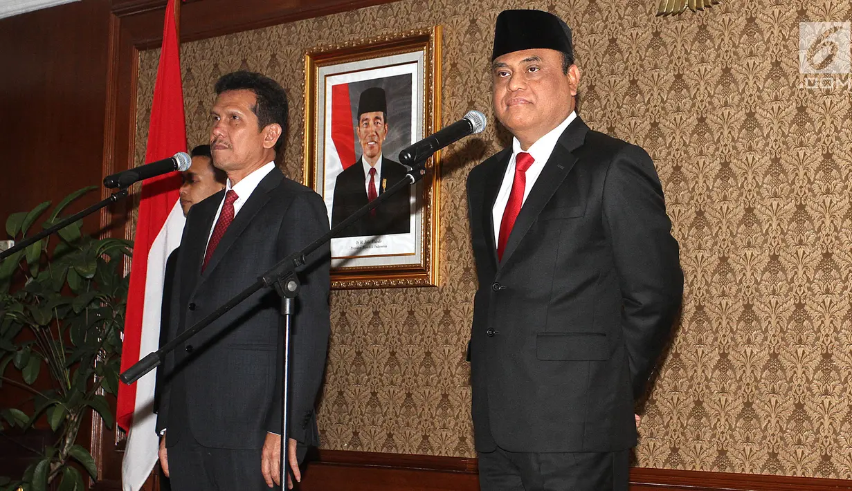 Mantan MenPAN RB Asman Abnur dan MenPAN RB yang baru Komjend Pol Syafruddin jelang sertijab di Kantor Kementerian PANRB, Jakarta, Rabu (15/8). (Liputan6.com/Fery Pradolo)