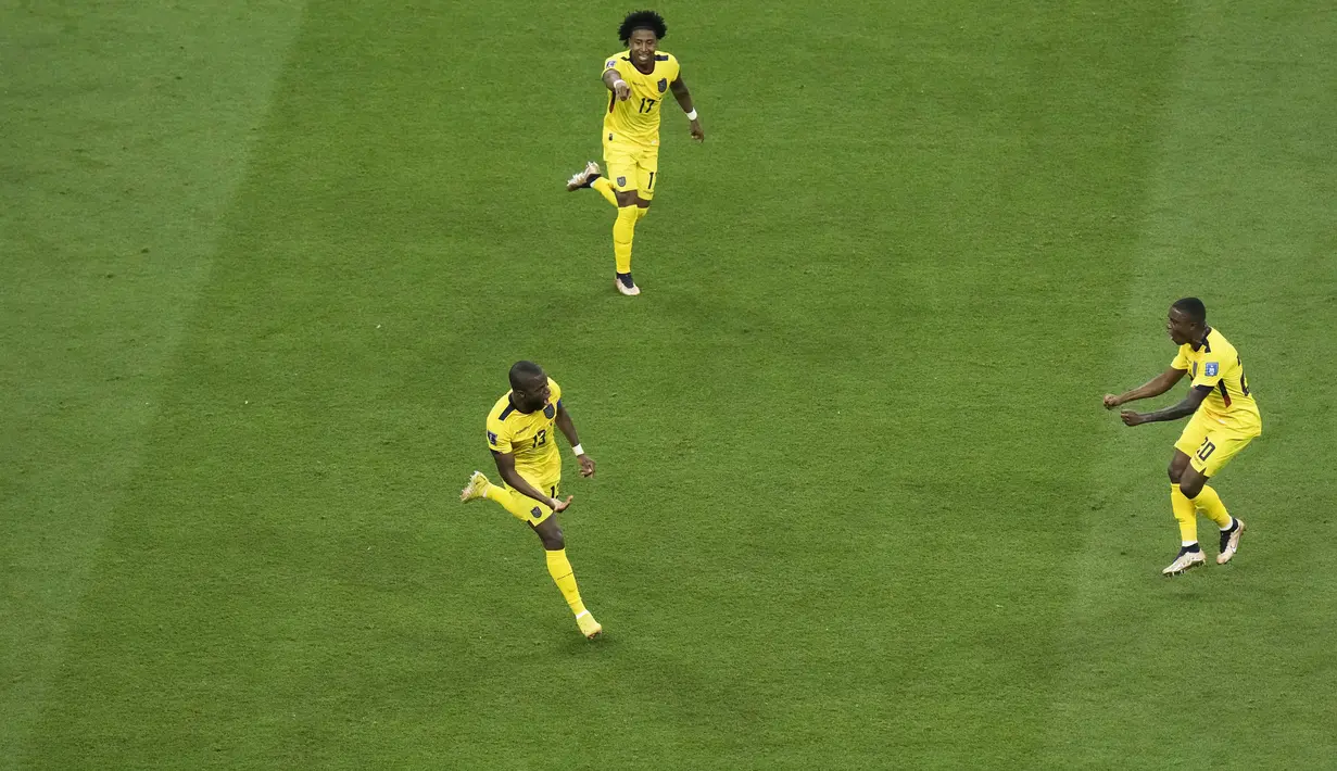 Penyerang Ekuador, Enner Valencia berselebrasi bersama rekan setimnya usai mencetak gol keduanya ke gawang Qatar pada pertandingan grup A Piala Dunia 2022 di Stadion Al Bayt di Al Khor, Qatar, Minggu (20/11/2022). Enner Valencia merupakan pemain dari klub Fenerbahce di Liga Turki. (AP Photo/Hassan Ammar)