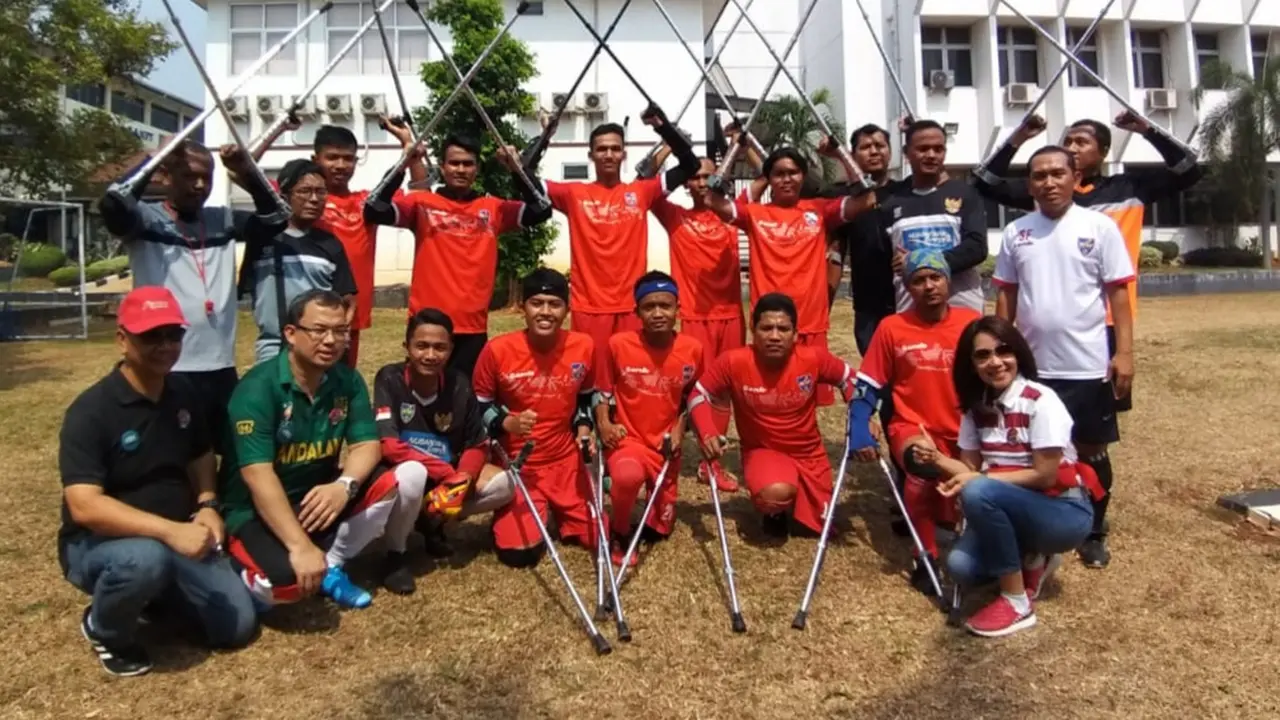 Calon Ketua Umum (Caketum) PSSI, Vijaya Fitriyasa, menemani  Tim Sepak Bola Amputasi Indonesia (INAF)