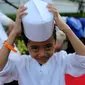 Seorang anak yatim terlihat tersenyum usai mengambil air wudhu, Jakarta, Kamis (18/6/2015). Jokowi mengundang 400 anak yatim dari 12 panti asuhan yang ada di Jabodetabek untuk berbuka puasa bersama di Isatana Negara (Liputan6.com/Faizal Fanani)