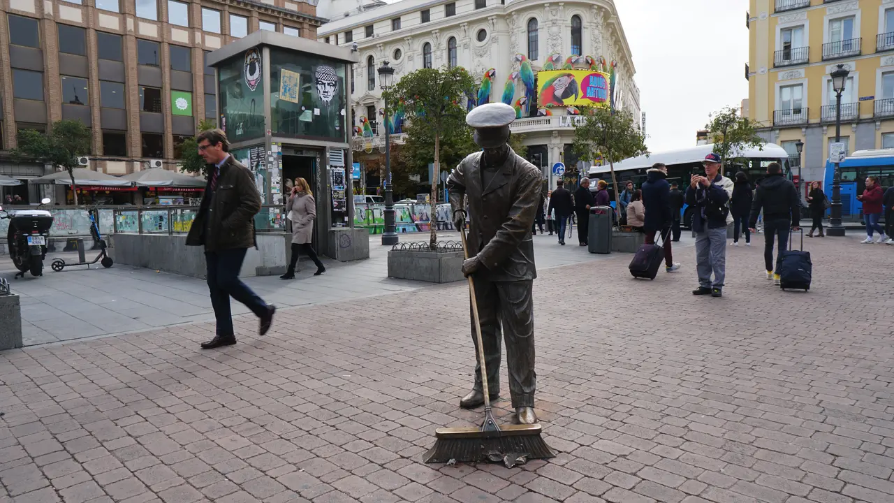 Patung penyapu jalan menjadi hiasan di salah satu sudut Puerta del Sol, kawasan wisata terkenal di kota Madrid