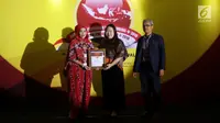 Direktur Independen PT EMTEK Tbk Titi Maria Rusli (tengah) menerima penghargaan dari Economic Review saat acara Anugerah perusahan Tbk Indonesia-V 2018" (APTI-V-2018) di IPMI International Business School, Jakarta, Rabu (19/9). (Liputan6.com/Johan Tallo)