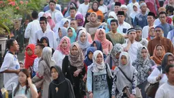 Sejumlah warga berdatangan untuk melaksanakan salat Idul Adha 1437 H di Masjid Istiqlal, Jakarta, Senin (12/9). Momentum salat Idul Adha di Istiqlal kali ini berjalan tanpa kehadiran Presiden Jokowi dan Wapres Jusuf Kalla. (Liputan6.com/Gempur M Surya)