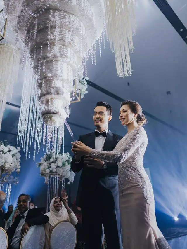 6 Momen Pernikahan Seleb Malaysia Viral, Kue Pengantin Digantung Seperti Lampu
