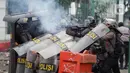 Polisi menembakkan gas air mata saat terlibat bentrok dengan pengunjuk rasa di Jalan Medan Merdeka Timur, Jakarta, Kamis (8/10/2020). Bentrokan terjadi akibat massa yang memaksa masuk ke depan Istana Negara untuk berunjuk rasa terkait penolakan UU Cipta Kerja. (Liputan6.com/Immanuel Antonius)