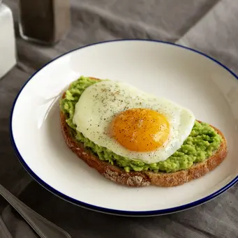 Resep toast alpukat dengan telur mata sapi & herb segar./Copyright depositphotos.com/liudmylachuhunova