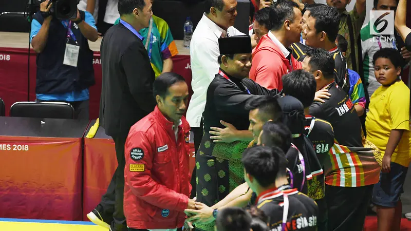 Keakraban Jokowi - Prabowo Saat Kalungkan Medali Silat Asian Games 2018