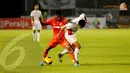 Ramdani Lestaluhu (Persija - kiri) berduel berebut penguasaan bola dengan Yu Hyun Koo (Semen Padang) dalam laga yang digelar di Stadion GBK Jakarta (Liputan6.com/Helmi Fithriansyah)